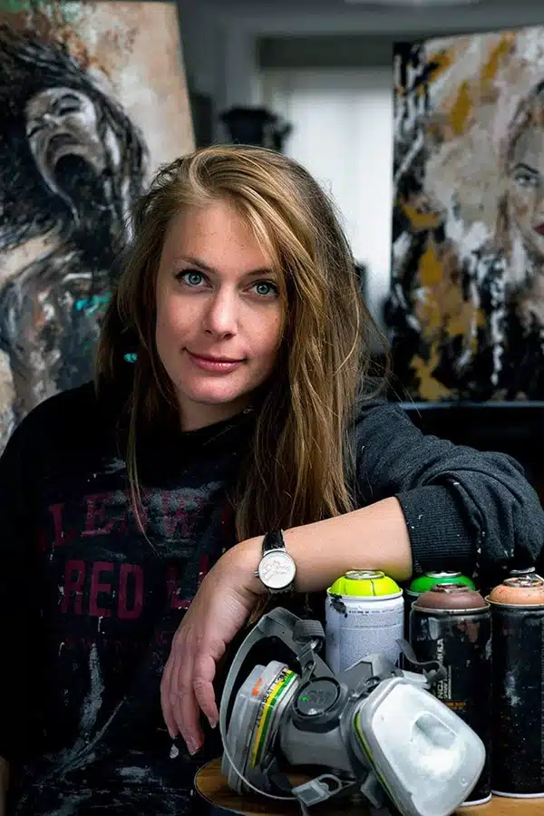 Alexandra Berthouzoz, entourée de ses peintures et de son matériel de graffiti.