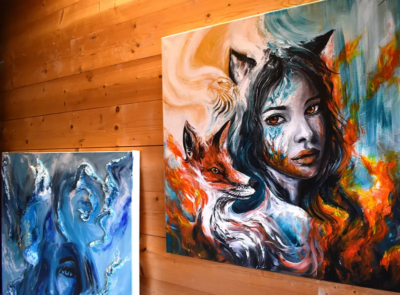 Deux peintures, dont Hypnotic, dans l’atelier d’Alexandra Berthouzoz.