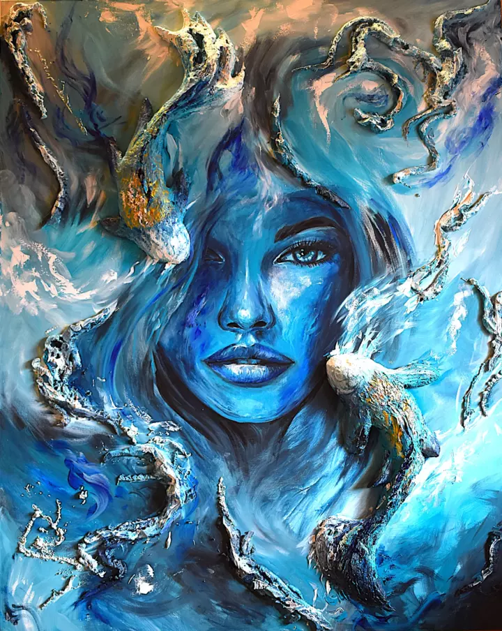 Hypnotic : un visage féminin bleu entouré de mouvements d’eau et de reliefs dorés.